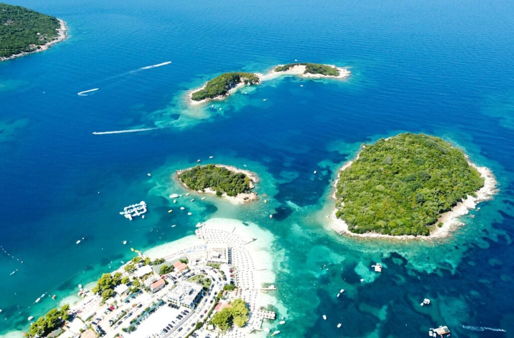 Balkan Urlaub Geheimtipps: die Ksamil-Inseln in Albanien aus der Luft