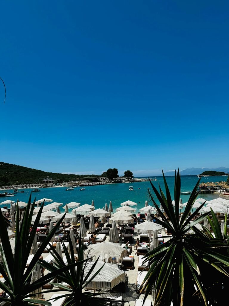 Sonnenschirme am Strand von Ksamil in Albanien