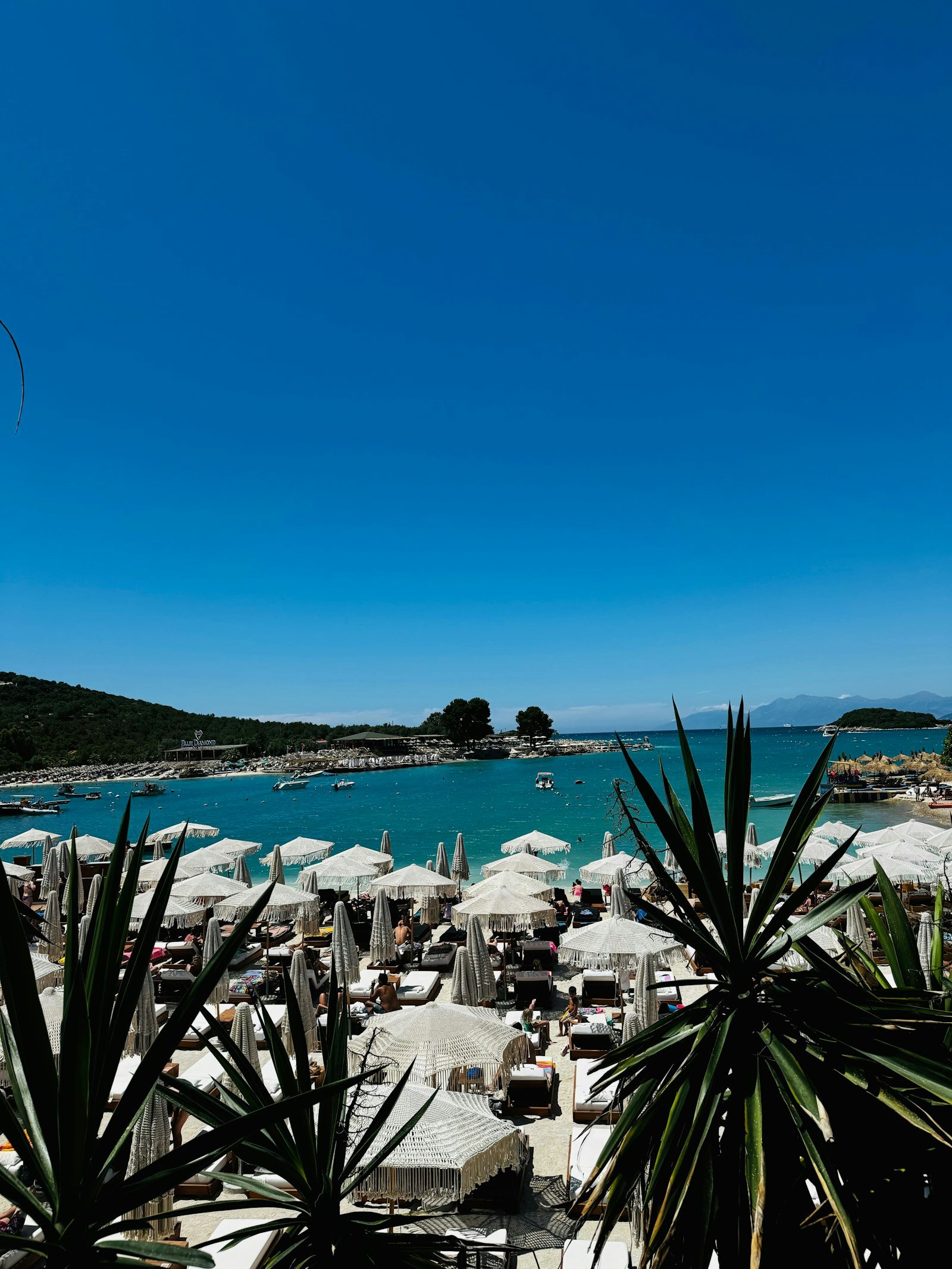 Sonnenschirme am Strand von Ksamil in Albanien