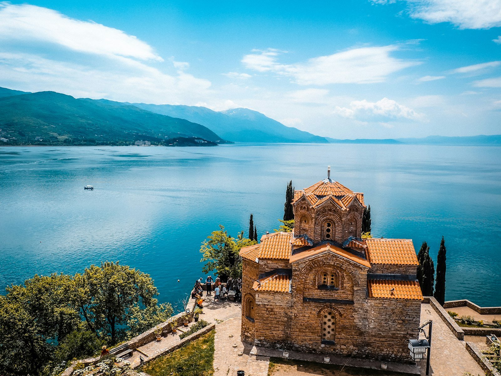 Ohridsee Urlaub: Boote am Ufer unterhalb der Kirche von Ohrid