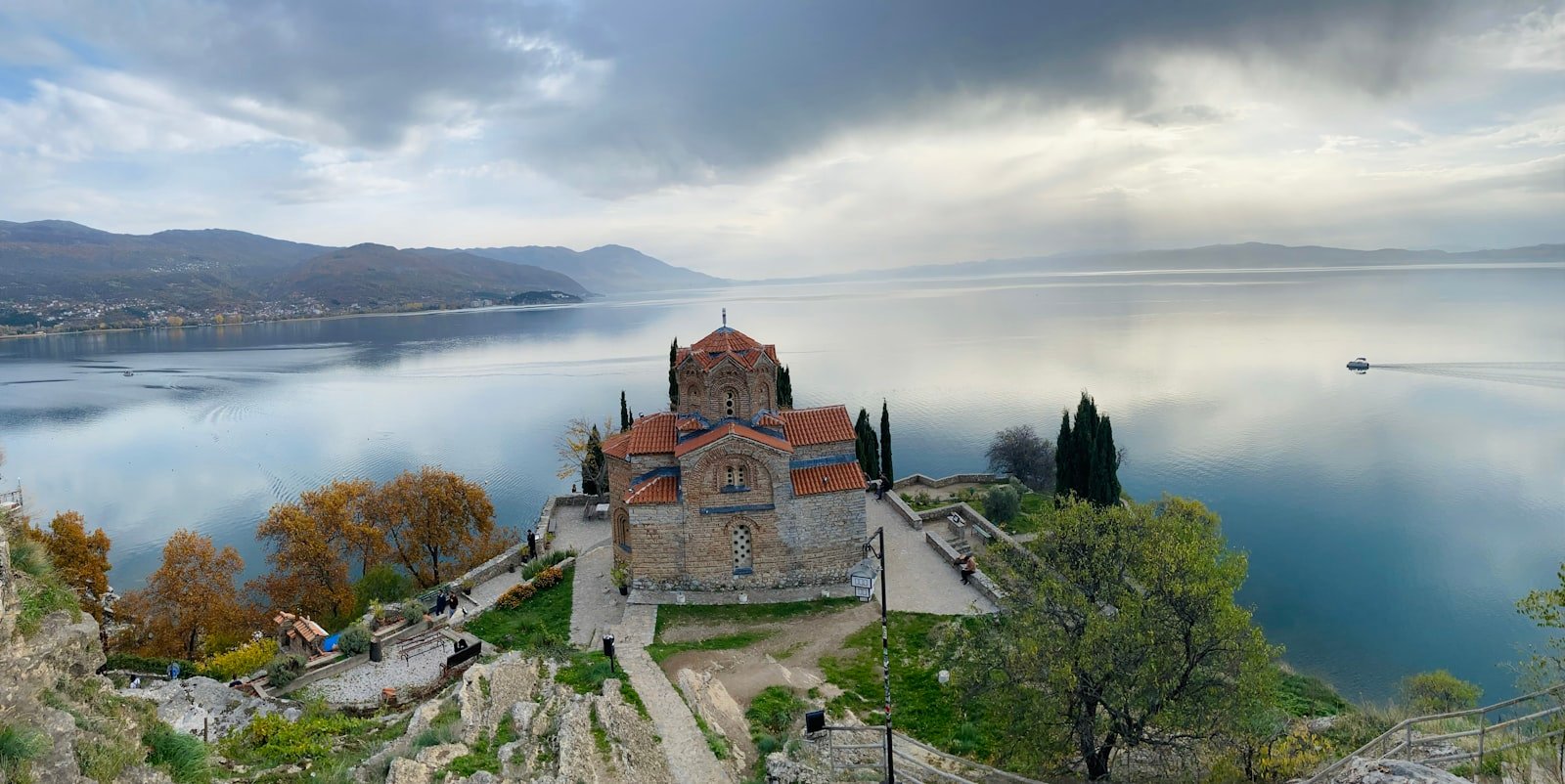 Kirche Sveti Jovan Kaneo auf der Klippe über dem Ohridsee