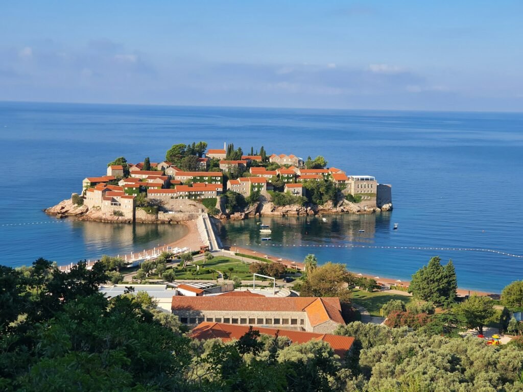 Die Hotelinsel Sveti Stefan an der Küste Montenegros