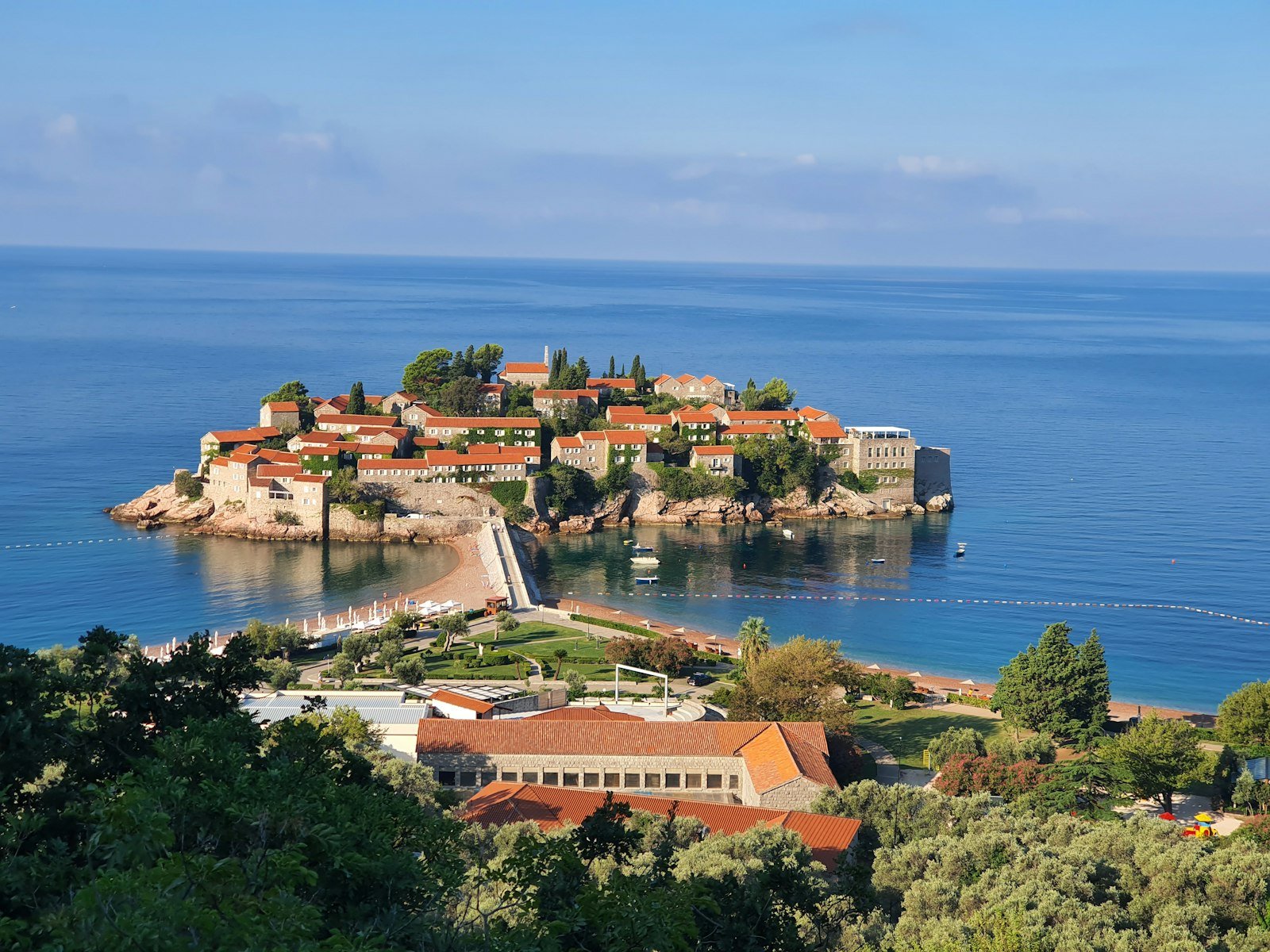 Die Hotelinsel Sveti Stefan an der Küste Montenegros