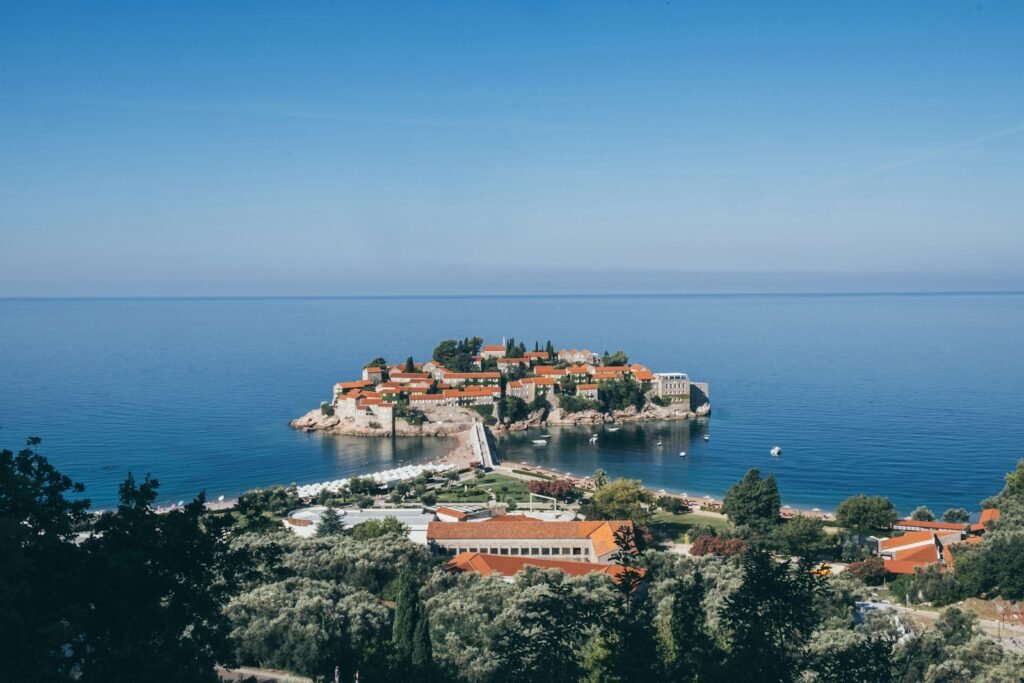 Luftaufnahme der Küste bei Sveti Stefan in Montenegro
