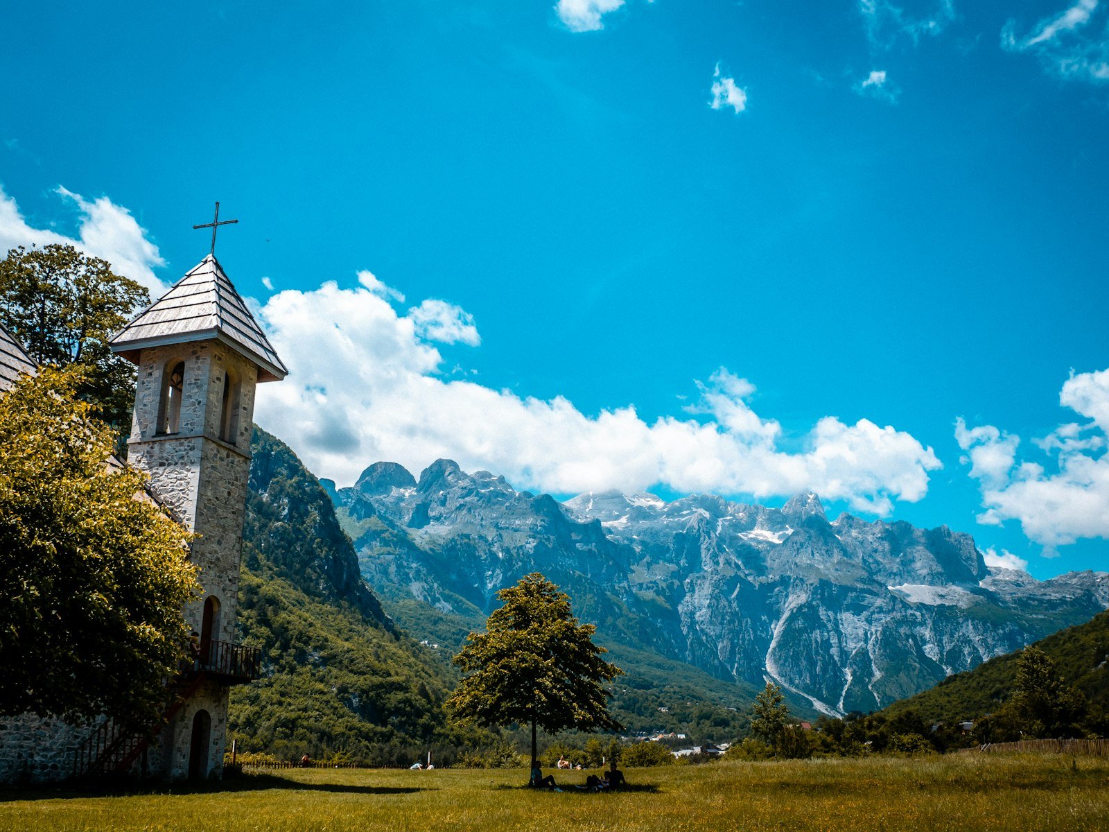 Kirche von Theth vor den Gipfeln der Albanischen Alpen
